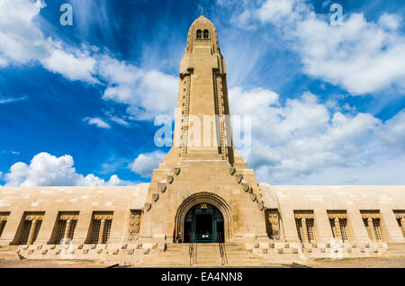 Die französische National Friedhof und Beinhaus von Douaumont in der Nähe von Fort Douaumont in Frankreich Stockfoto