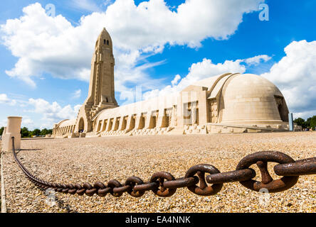 Die französische National Friedhof und Beinhaus von Douaumont in der Nähe von Fort Douaumont in Frankreich Stockfoto