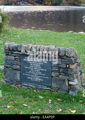 Gedenkstein, feiert den Ort, wo Donald Campbell die Wasser-Geschwindigkeits-Weltrekord im Jahr 1955 auf Lake Ullswater, Cumbria, UK festlegen Stockfoto