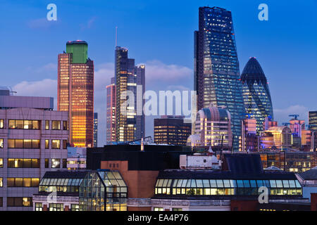 Bunte Stadt London Skyline in der Abenddämmerung mit modernen Wahrzeichen Gebäude beleuchtet Stockfoto