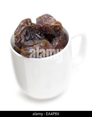 Tasse Medjool Datteln auf weiß Stockfoto