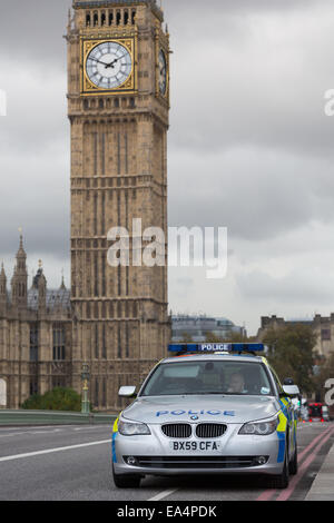 Polizisten warten in einem geparkten Auto auf die Westminster Bridge, vor dem Palast von Westminster / Big Ben, London Stockfoto