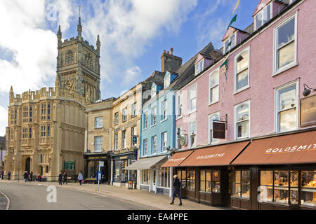 Die Cotswold Markt Stadt von Cirencester und die Kirche St. Johannes der Täufer in Dyer Street, Gloucestershire, England, UK Stockfoto