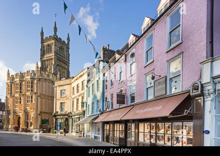 Die Cotswold Markt Stadt von Cirencester und die Kirche St. Johannes der Täufer in Dyer Street, Gloucestershire, England, UK Stockfoto