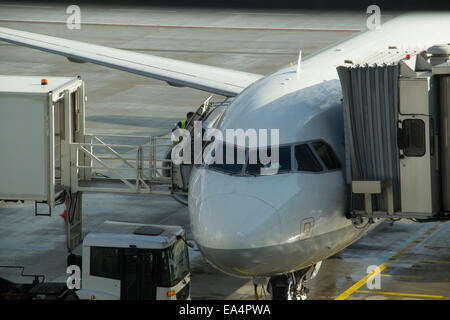 Wartung der Flugzeuge der Passagier vor Abflug am Flughafen. Stockfoto