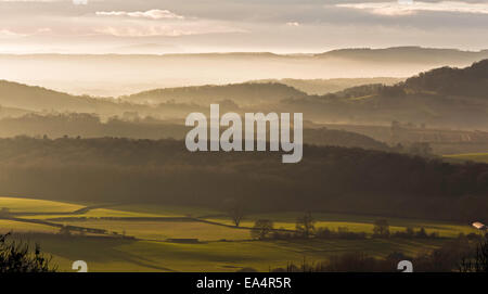 Blick über Herefordshire in Richtung der Hatterrall Ridge in Süd-Wales von Malvern Hills, Herefordshire, England, UK Stockfoto