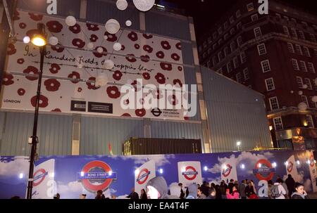 Erster Weltkrieg Tribut Zitat auf Flandern Feld Plakat unter u-Bahnstation Bond Street, London Stockfoto