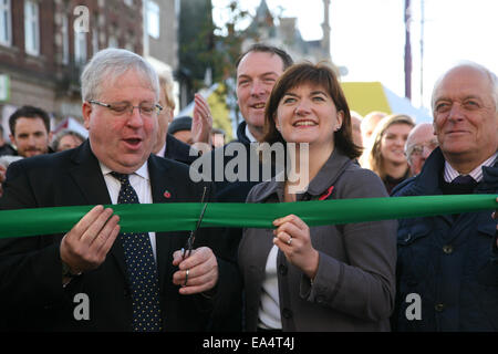 Patrick Mcloughlin mp und nicky Morgan mp schneiden das Band um die Fußgängerzonen-Regelung in Loughborough öffnen Stockfoto