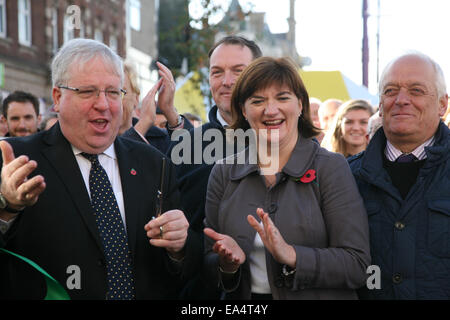 Patrick Mcloughlin mp und nicky Morgan mp schneiden das Band um die Fußgängerzonen-Regelung in Loughborough öffnen Stockfoto