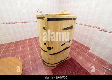 Zeder Barrel, Mini-Sauna mit Paaren aus Zedernholz Stockfoto