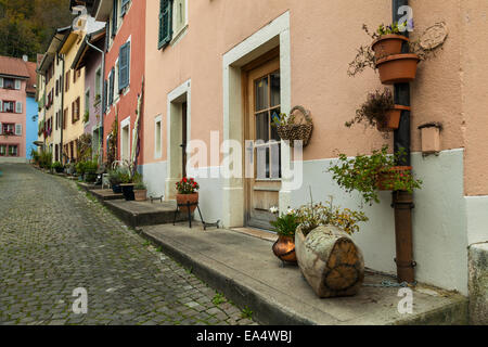 Eine Straße Ecke in St-Ursanne, Kanton Jura, Schweiz Stockfoto