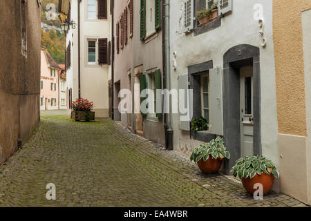 Eine Straße Ecke in St-Ursanne, Kanton Jura, Schweiz Stockfoto