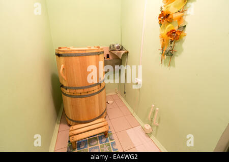 Zeder Barrel, Mini-Sauna mit Paaren aus Zedernholz Stockfoto