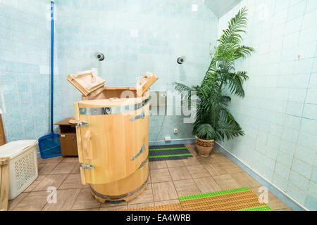 Zeder Barrel, Mini-Sauna mit Paaren aus Zedernholz Stockfoto