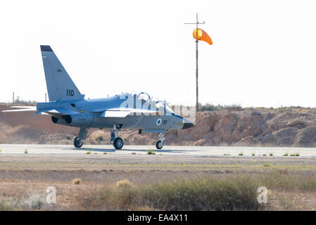 Jerusalem, Israel. 6. November 2014. Die israelische Luftwaffe neue Lavi Trainingsflugzeug ist bei einem Übungsflug Hatzerim Luftwaffenstützpunkt in Südisrael, am 6. November 2014 gesehen. Die israelische Luftwaffe kündigte im Juli 2013 Alenia Aermacchi M-346 Master, eine fortgeschrittene Schulflugzeug unter Beschaffung, der Name Lavi im israelischen Service erhalten würde. Insgesamt 30 M-346s sollen ab 2014 betrieben werden. © JINI/Xinhua/Alamy Live-Nachrichten Stockfoto