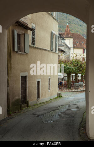 Eine Straße Ecke in St-Ursanne, Kanton Jura, Schweiz. Stockfoto