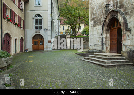 Eine Straße Ecke in St-Ursanne, Kanton Jura, Schweiz Stockfoto