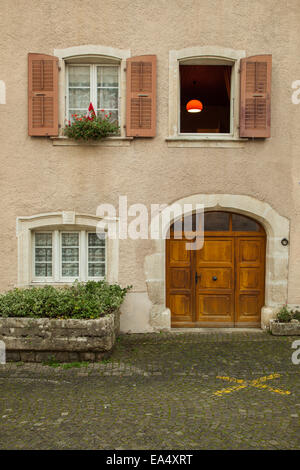 Eine Straße Ecke in St-Ursanne, Kanton Jura, Schweiz. Stockfoto