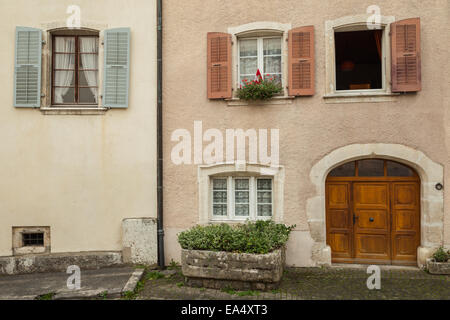 Eine Straße Ecke in St-Ursanne, Kanton Jura, Schweiz Stockfoto