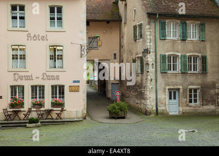 Eine Straße Ecke in St-Ursanne, Kanton Jura, Schweiz Stockfoto