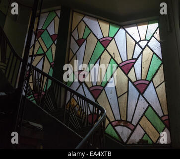 Detail der Glasmalerei im Treppenhaus, Art-deco-Verivo Gebäude, Port Said, Ägypten Stockfoto