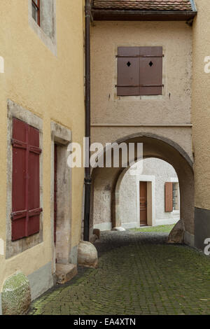 Eine Straße Ecke in St-Ursanne, Kanton Jura, Schweiz Stockfoto