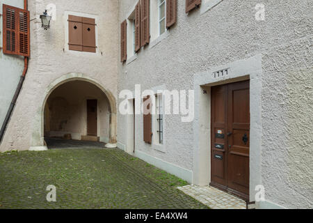 Eine Straße Ecke in St-Ursanne, Kanton Jura, Schweiz Stockfoto