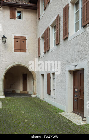 Eine Straße Ecke in St-Ursanne, Kanton Jura, Schweiz Stockfoto