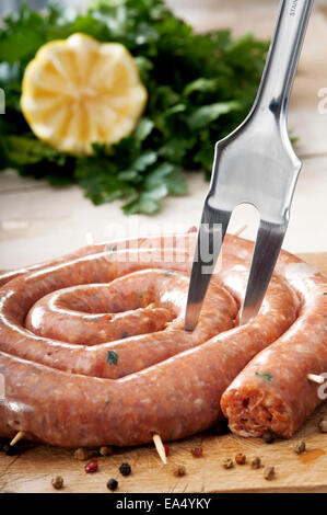 Typische sizilianische Wurst aus Schweinefleisch, gewürzt mit Petersilie, Sesam und Paprika Stockfoto