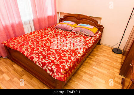 Modernes Haus- und Hotelbesuche-Schlafzimmer mit Doppelbett-Interior design Stockfoto