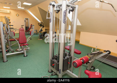 Traineger Geräte im Fitness-Center, Fitness-Studio Stockfoto