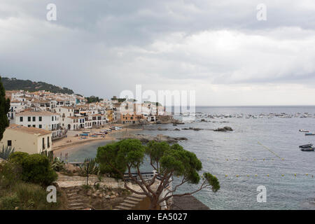 Gebäude am Strand in Calella de Palafrugell, Girona, Spanien Stockfoto