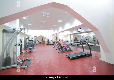 Traineger Geräte im Fitness-Center, Fitness-Studio Stockfoto