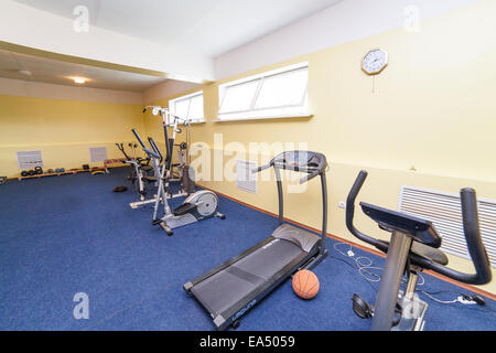 Traineger Geräte im Fitness-Center, Fitness-Studio Stockfoto