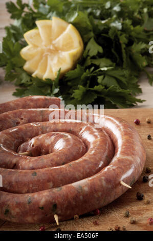 Typische sizilianische Wurst aus Schweinefleisch, gewürzt mit Petersilie, Sesam und Paprika Stockfoto