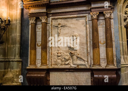 Goldenen Altar mit Statuen und katholischen Objekte und Symbole im St.-Veits-Dom in Prag Stockfoto