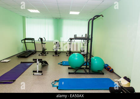 Traineger Geräte im Fitness-Center, Fitness-Studio Stockfoto