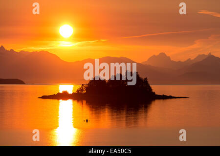 Kajakfahrer Meer bei Sonnenuntergang, bevorzugten Kanal, Inside Passage Alaska, in der Nähe von Juneau. Chilkat Berge und Lynn Canal darüber hinaus. Stockfoto