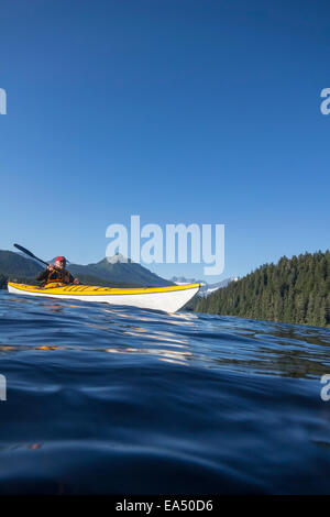 See-Kajak auf Auke See, Mt. McGinnis, Mendenhall-Gletscher und Mendenhall Towers hinaus Juneau. Alaska. Stockfoto