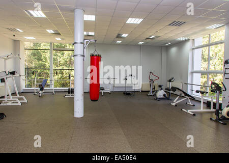 Traineger Geräte im Fitness-Center, punching Ball, Fitness-Studio Stockfoto