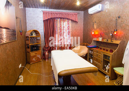 Massageliege im Wellness-salon Stockfoto