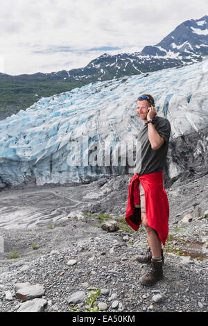 Menschen reden über ein Handy vor Shoup Gletscher, Shoup Bay State Marine Park, Prinz-William-Sund; Valdez, Alaska, USA Stockfoto