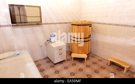 Zeder Barrel, Mini-Sauna mit Paaren aus Zedernholz Stockfoto