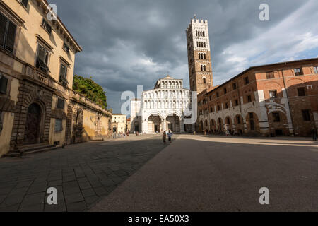 Piazza Antelminelli mit Fassade und Bell Tower von Lucca Kathedrale Duomo di Lucca, Cattedrale di San Martino, Stockfoto