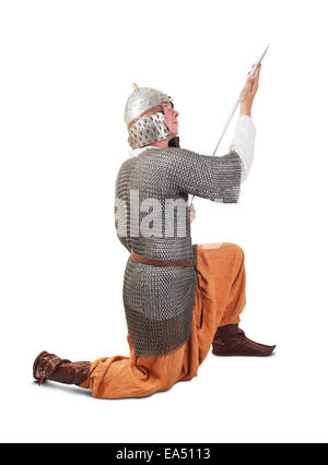 mittelalterlicher Krieger Mann trägt in antiken Rüstung mit Schwert Stockfoto