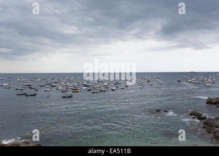 Boote im Meer in Calella de Palafrugell, Girona, Spanien Stockfoto