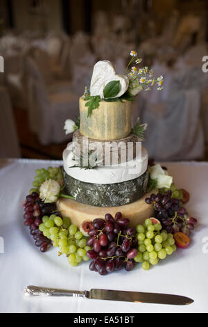 Käse Hochzeitstorte in drei Stufen Stockfoto