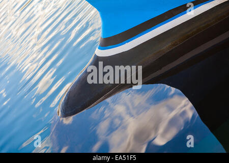 Abstraktes Bild von einem bauchigen Bogen auf einem kleinen kommerziellen Fischerboot, Nanaimo, Britisch-Kolumbien. Stockfoto