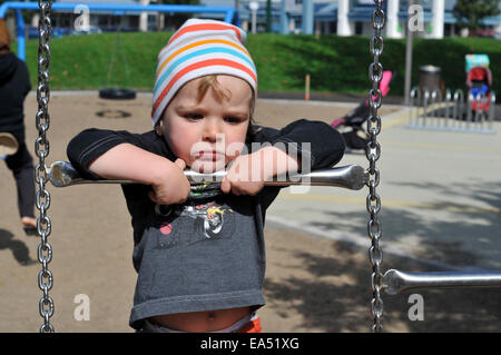 Ein kleiner Junge (2 1/2 Jahre) ein Aufstieg auf einem Klettergerüst Stockfoto