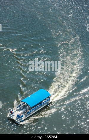 Baltimore Wassertaxi Ponton-Boot von oben in Baltimore Inner Harbor mit Gefolge und Wellen Stockfoto